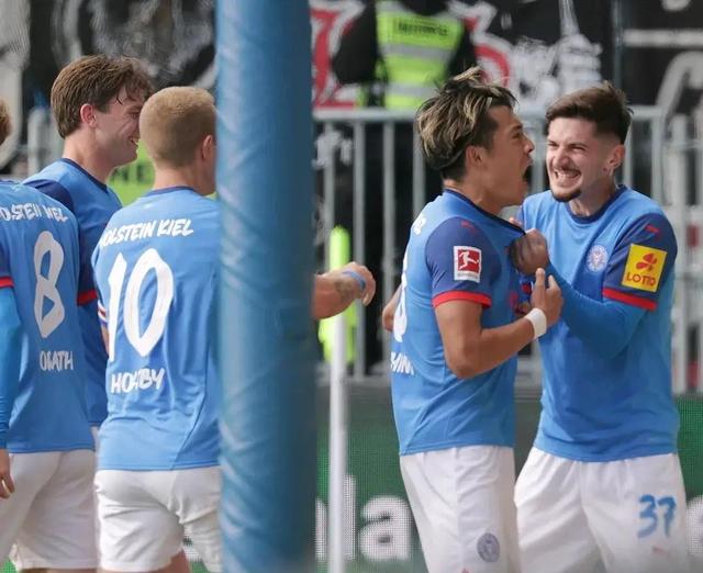 不莱梅球员展现出色的团队合作，轻松击败对手