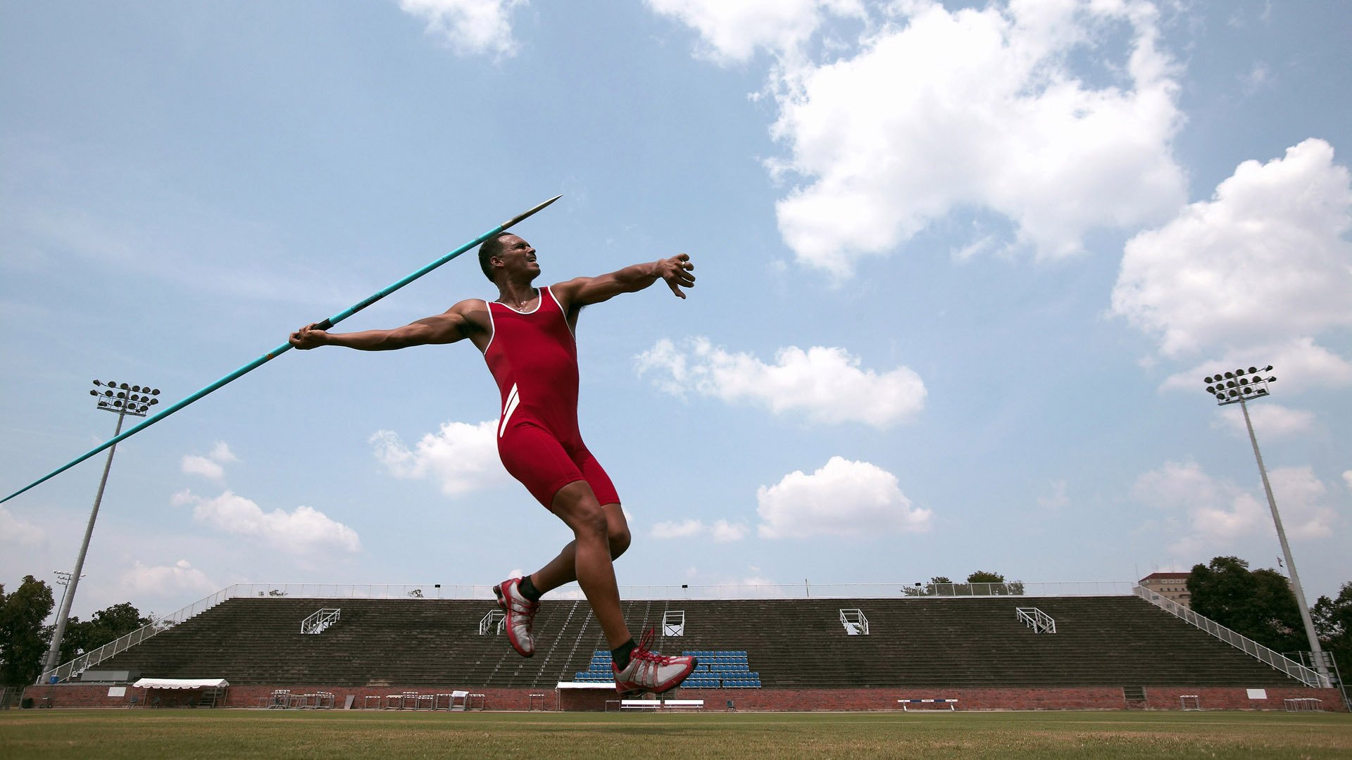 跨界传奇，从橄榄球场到篮球馆，胜利的意志永不褪色