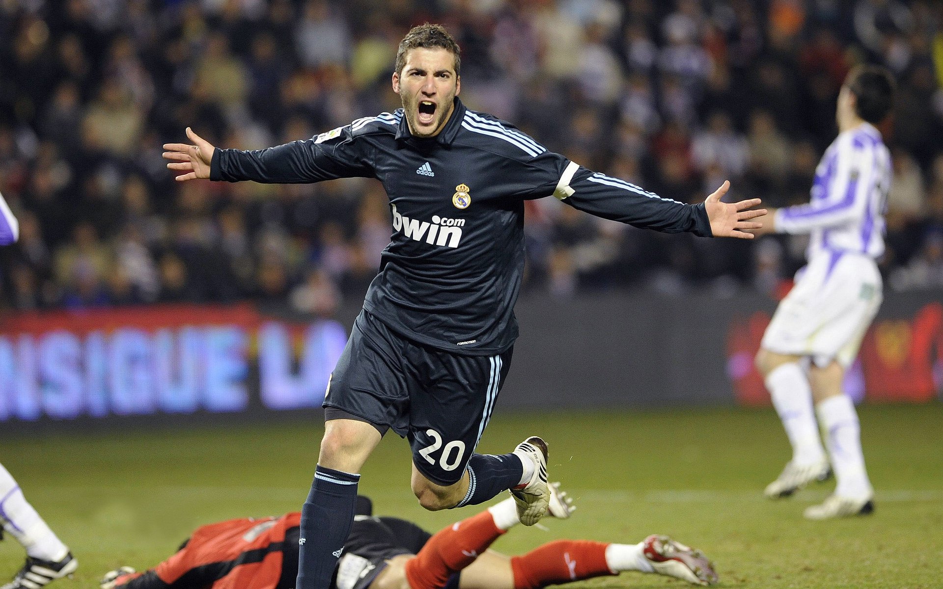 欧冠半决赛焦点战，厄瓜多尔收割瑞典，一场跨越足球版图的战术革命